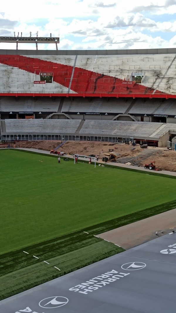 Se colocaron los arcos y una alfombra de césped sintético alrededor del campo (Twitter: @mauro_ferrara)