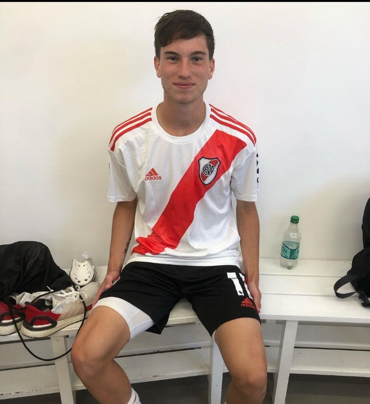 Tiago Serrago, uno de los juveniles que firmó su primer contrato profesional.