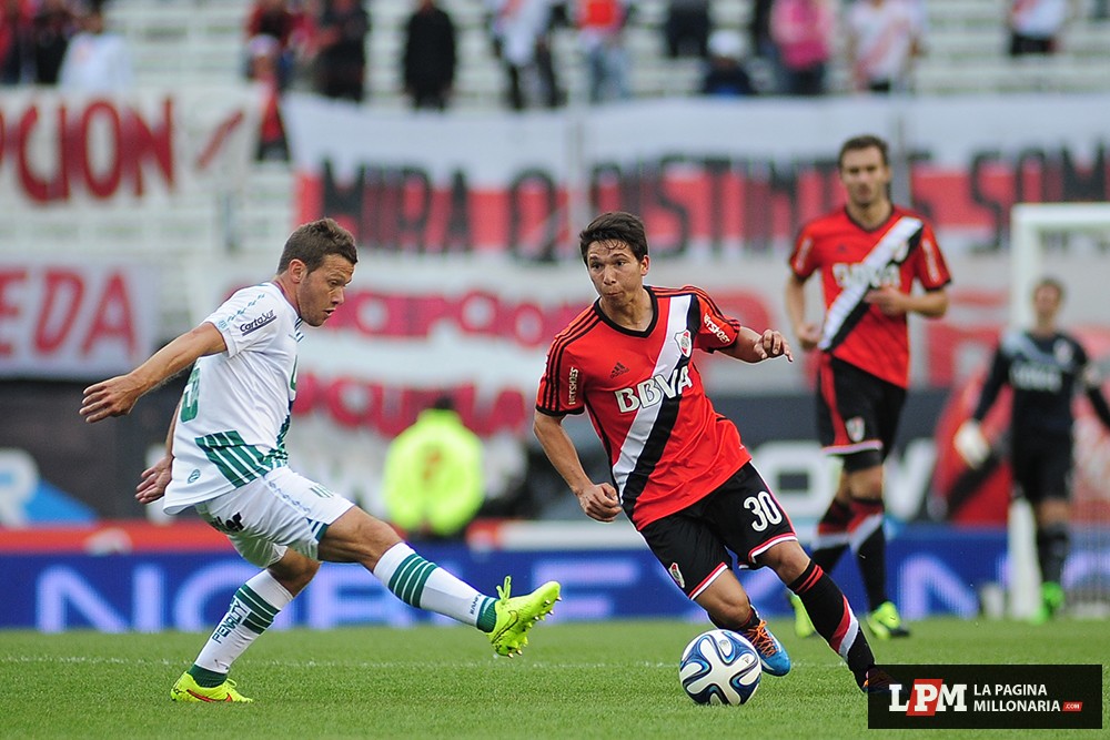 Martínez disputando la pelota con Nicolás Domingo, otro ex River, en un encuentro frente a Banfield..