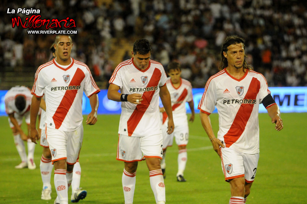 Almeyda junto a Maidana y Ferrero en un Superclásico de verano frente a Boca en 2011.