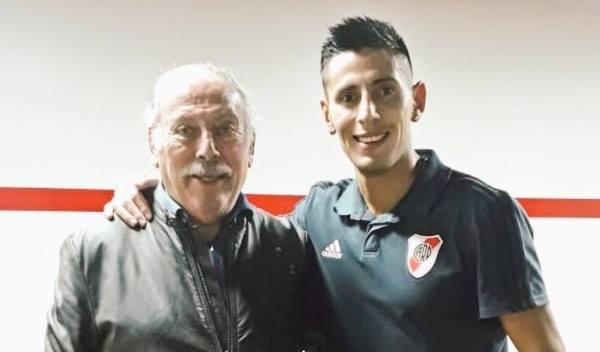 Angileri junto a su padre en el anillo del Estadio Monumental.