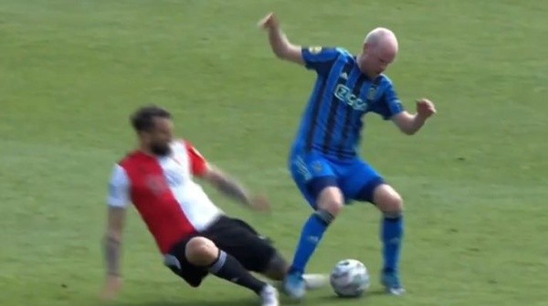 El momento de la lesión del delantero en el partido entre Feyenoord y Ajax. (Foto: Captura TV)