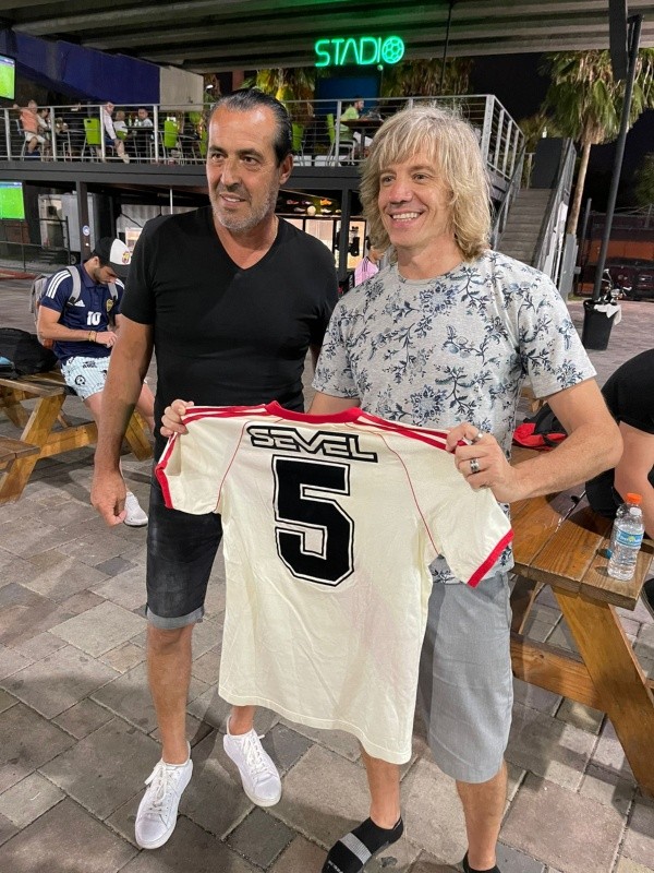 Sergio Batista también estuvo presente en el evento y posó con una de las camisetas que usó en River (Filial Miami)