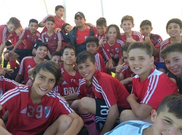 La categoría 2008, entrenando hace un tiempo en el predio de Hurlingham (instagram Daniel Brizuela)