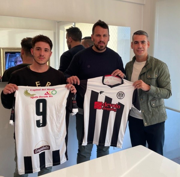 El momento de la firma del Ogro. (Foto: Prensa Fenix).