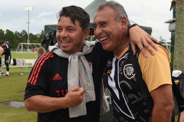 Gallardo y Villarreal a pura risa y seguramente recordando anécdotas. (Foto: Prensa River).
