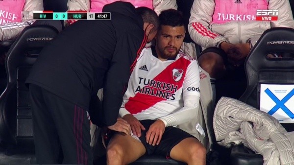 Hielo en la zona del cuadriceps para Paulo Díaz. (Foto: Captura TV).