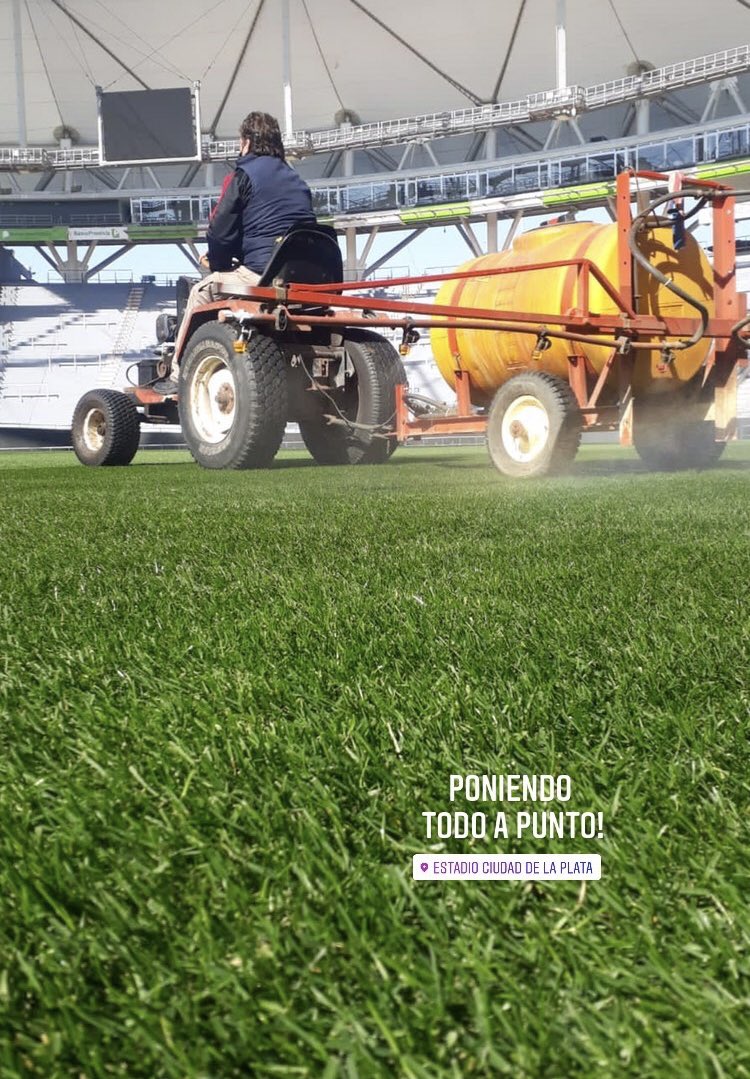 Hubo riego para el campo de juego del estadio (GonzaPlotycia)