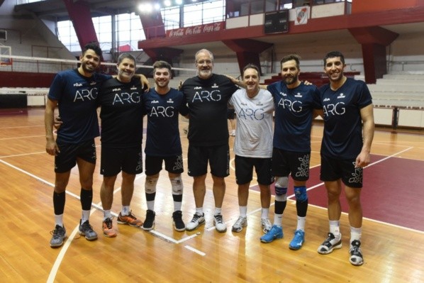 Méndez visitando el microestadio de River con su cuerpo técnico de la Selección Argentina (@riverplate)