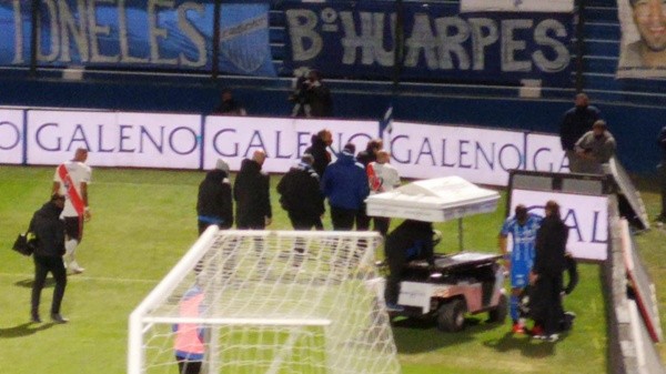 Pinolasalió hablando con el médico y con gestos de preocupación.