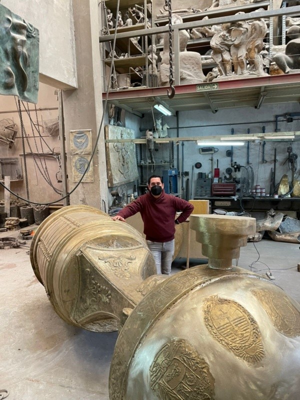Carlos Trillo, ideólogo de la obra y candidato a presidente de River, junto con la Copa Libertadores que tendrá la estatua.