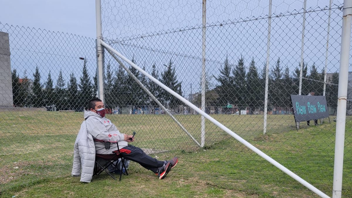 Gordillo observando las inferiores en Ezeiza (@RiverPlate) Gordillo observando las inferiores en Ezeiza (@RiverPlate)