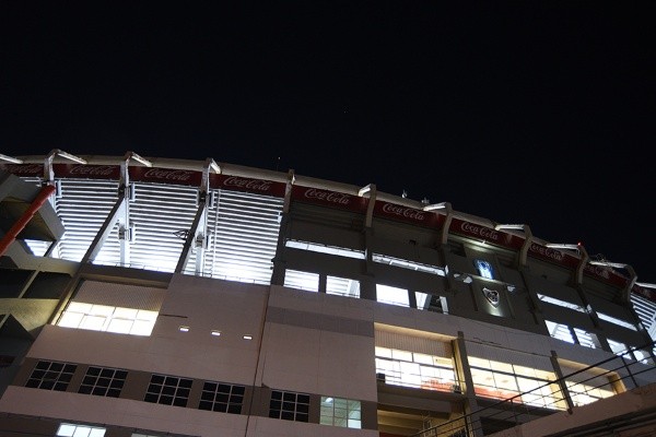 Nueva iluminación en el exterior del Monumental. (Foto: Prensa River).
