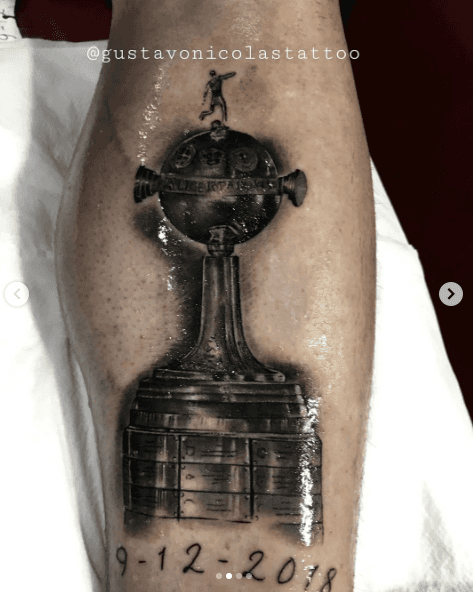 El tatuaje que el Oso lleva en una de sus piernas.