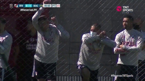 Algunos integrantes del plantel profesional estuvieron mirando el encuentro. (Foto: Captura TV).