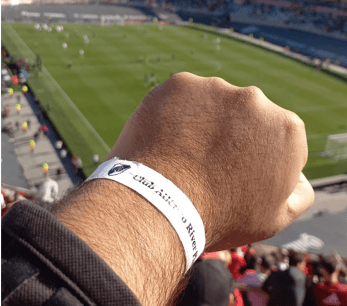 La cinta que se entregó para el ingreso de los abonados con problemas de carnet