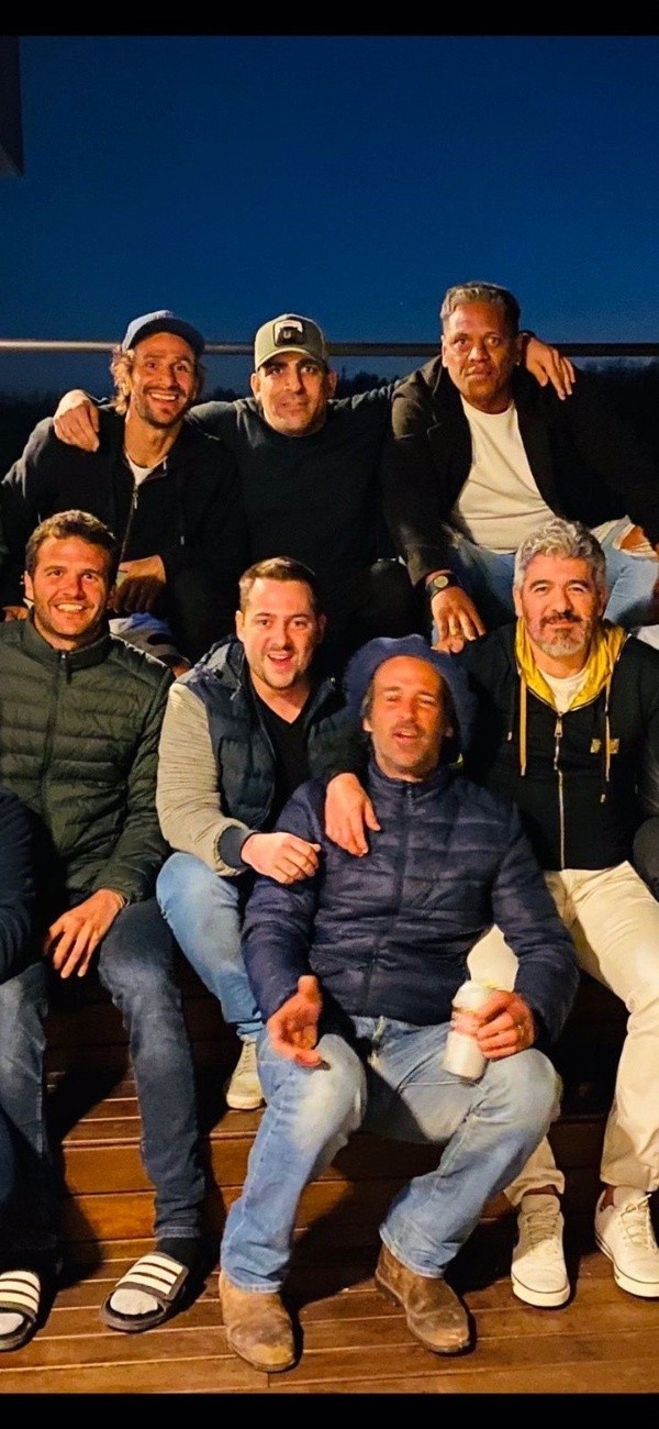 Ponzio y su banda de amigos. (Foto: @EduardoSimonian).