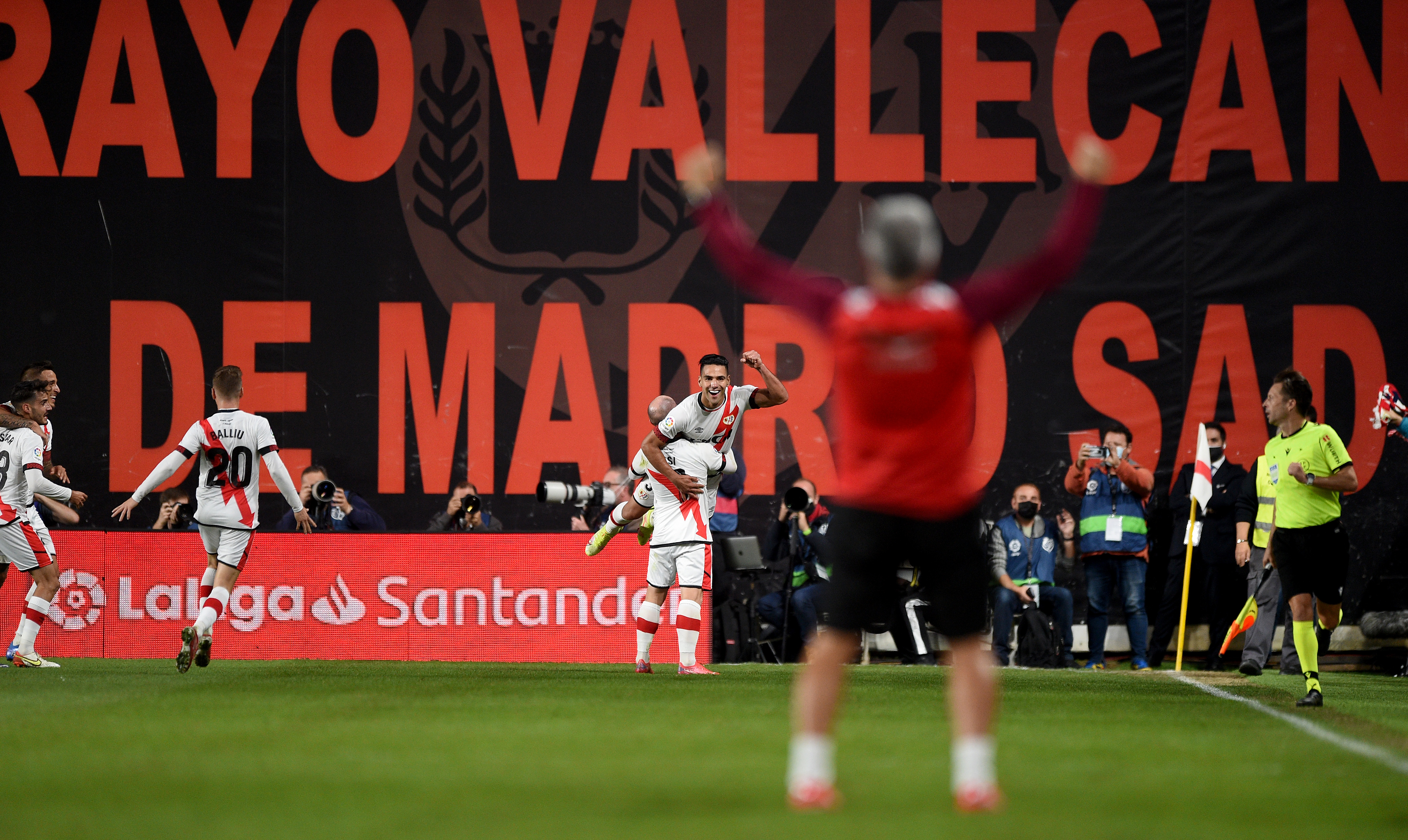 El festejo a lo lejos de Radamel, con el puño en alto y una sonrisa. (Foto: Getty).