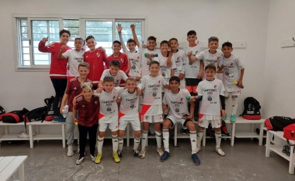 Remera de campeón y festejos para los chicos de la 2009. (Foto: Prensa River).