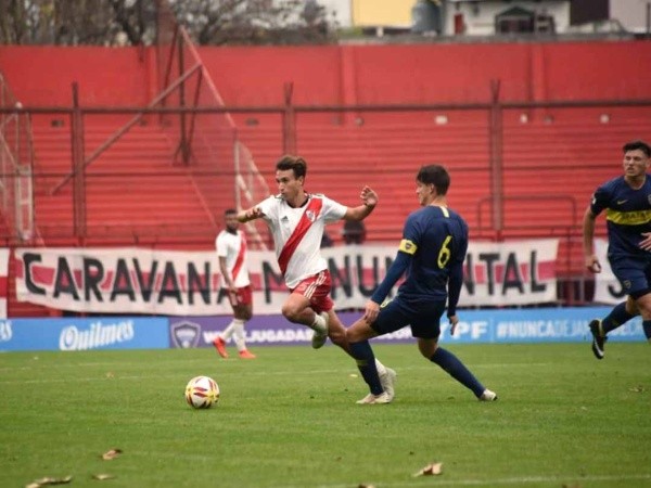 Matlis en acción frente a Boca en Cuarta División. (Foto: Prensa River).