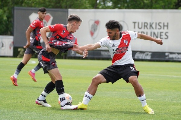 Nahuel Casasola en plena disputa de pelota con un rival. (Foto: Prensa River)