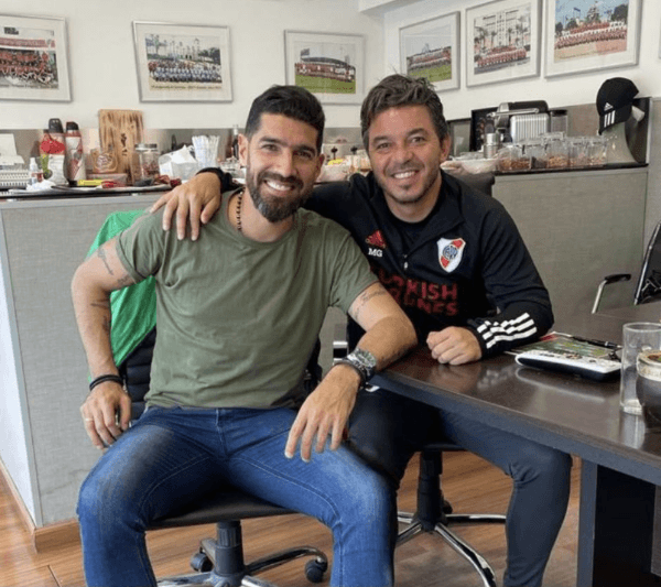 La foto del Loco con el Muñeco en el River Camp.