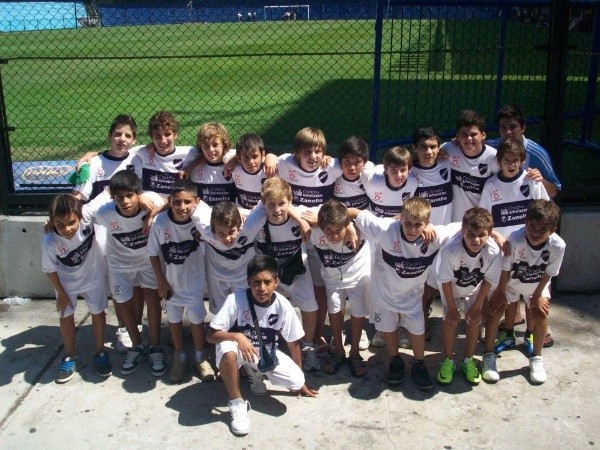 Julián Álvarez cuando se probó en Boca, el segundo de la fila de abajo de derecha a izquierda, con unos inconfundibles botines verdes.