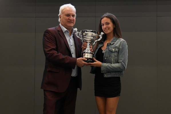 El Beto Alonso junto a Lara Granero, quien ganó el premio a la mejor deportistas del año. (Foto: @RiverClub1901).