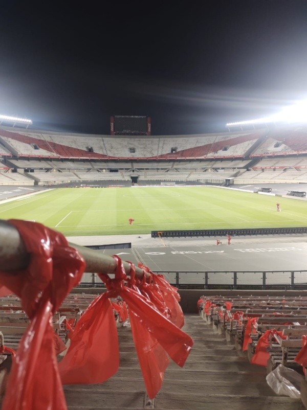 La tribuna Centenario preparada para el recibimiento. (Foto @SubComDelHincha).