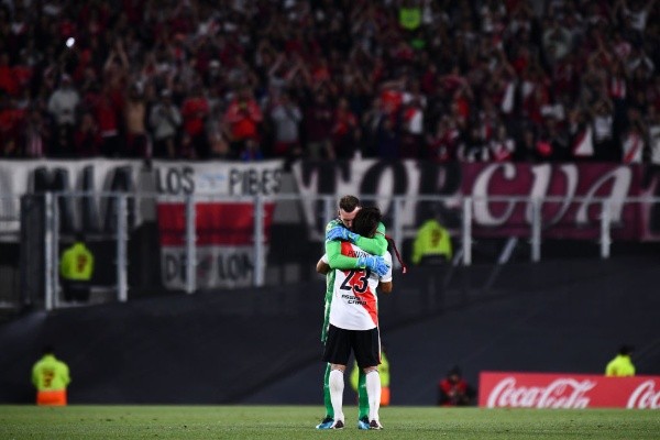Del Pulpo para Ponzio. Hermoso abrazo en el medio de la cancha. (Foto: Getty).
