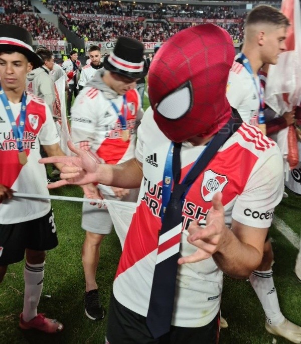 Julián Álvarez con una máscara del hombre araña en los festejos. (Foto: Sportscenter).