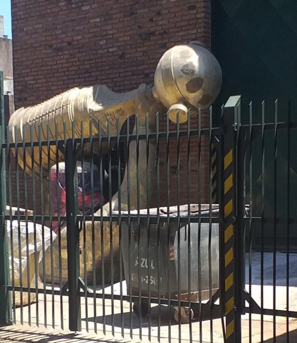 En la estructura, uno de los brazos del Muñeco estará levantando la Copa Libertadores.