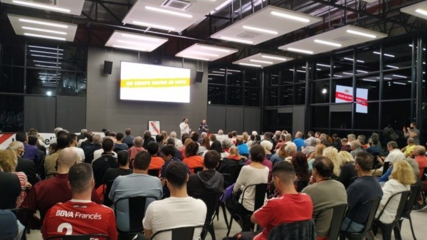 El cierre de Luis Belli en el SUM del Monumental. (Foto @CreemosRiver).