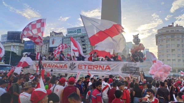 El obelisco teñido de rojo y blanco.