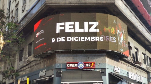 Los carteles electrónicos de los negocios también recordaron el 9/12.