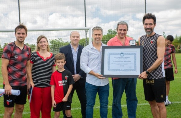 Leandro Busatto junto a Eduardo Domínguez en el entrenamiento de Colón.