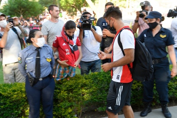 El León recibió todo el cariño de los hinchas en la llegada del plantel a Santiago del Estero. (Foto: Getty).