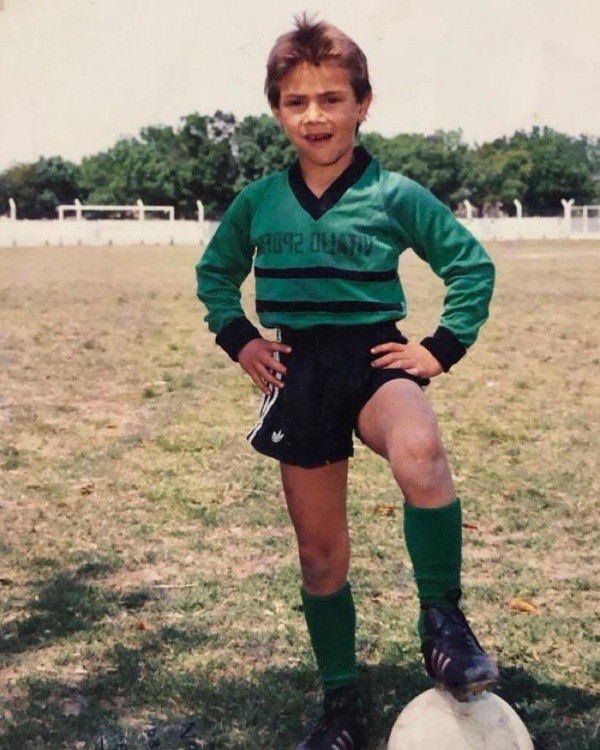 De pequeño en el club de sus amores.