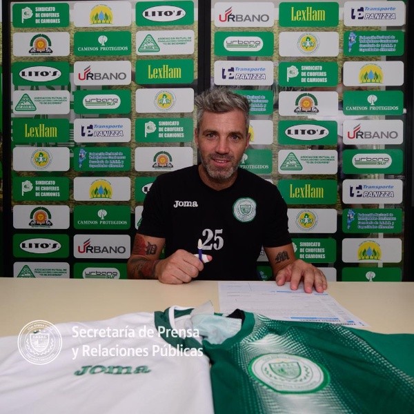 Chiarini firmó su contrato con Camioneros y se sumó a los trabajos con el plantel. (Foto: Prensa Camioneros).