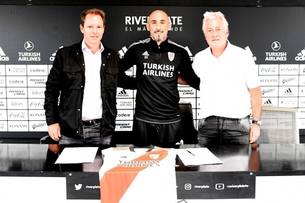 Pinola estampó la firma junto a Brito y Patanián. (Foto: Prensa River).