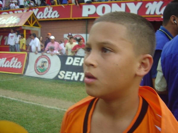 Juanfer siendo muy chico jugando en Colombia (Archivo)