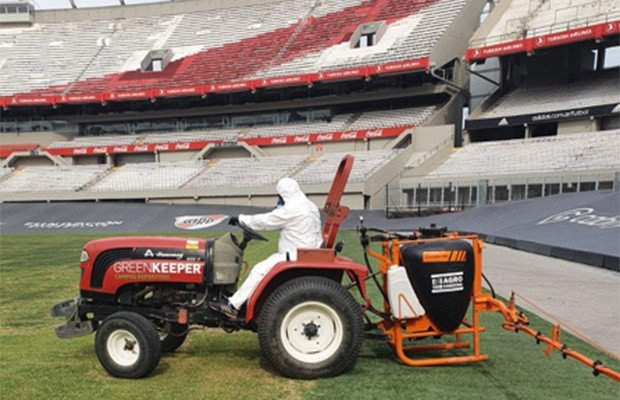 El césped del Monumental se alista para la Copa de la Liga (Prensa River)