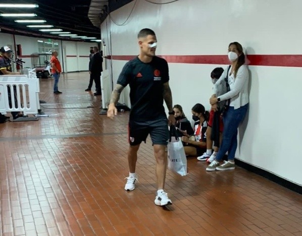 Así se retiró Zuculini del Estadio Monumental. (Foto: @javigilnavarro).