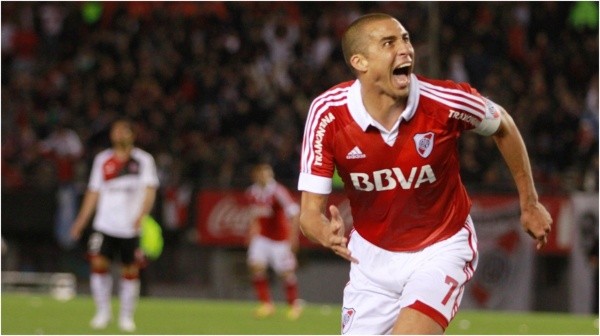David Trezeguet y el festejo con la camiseta alternativa (Archivo LPM)