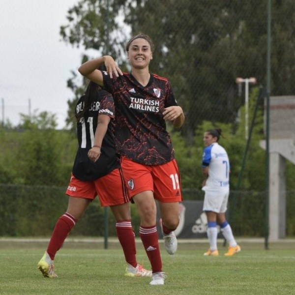 El festejo de Martina del Trecco, la goleadora de la tarde. (Foto: @RiverPlateFem)