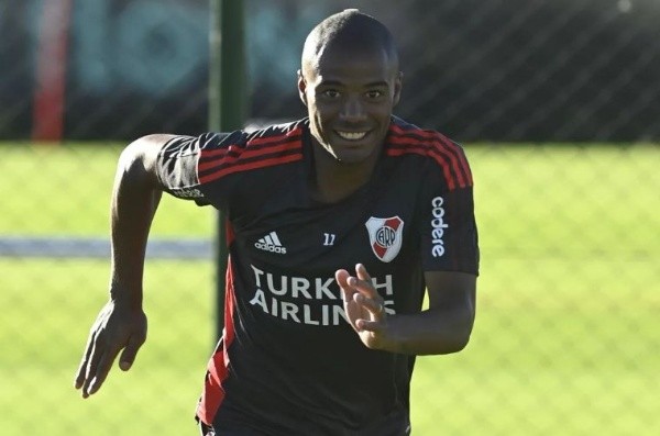 De la Cruz no pudo entrenarse a la par por un golpe en su rodilla derecha. (Foto: Prensa River).