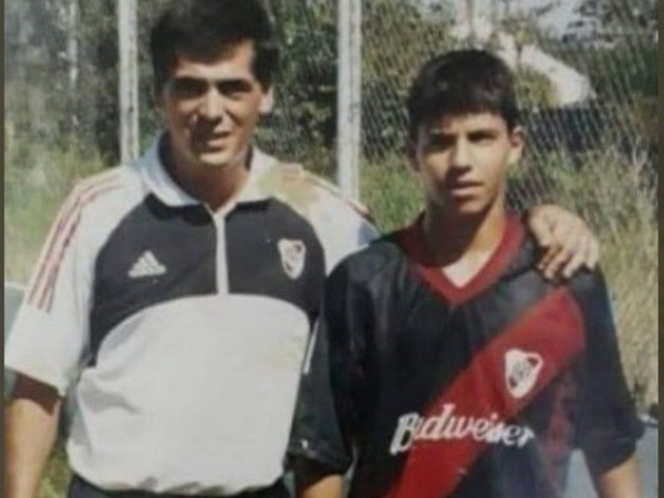 La famosa foto del Kun con la camiseta de River junto a Alejandro, DT de aquella “filial” del Millonario en Don Torcuato.