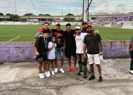 Enzo junto a sus hijos y sus amigos alentando a Maipú (@galdeanonico)