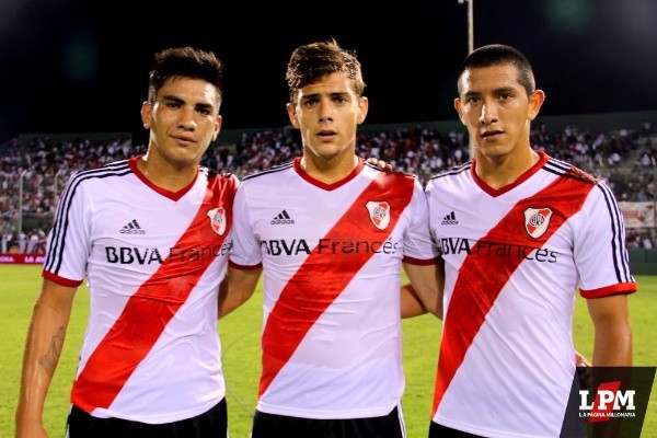 Emiliano Agüero, Lucas Boyé y Lucas Pugh, en la noche de su debut en 2014 ante San Lorenzo. (Foto: Archivo LPM).