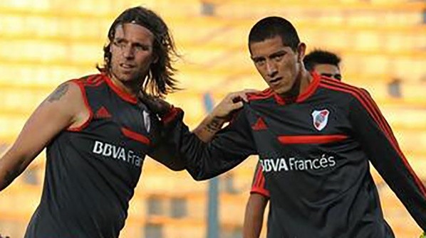 Pugh y Cavenaghi en un entrenamiento. (Foto: Prensa River).